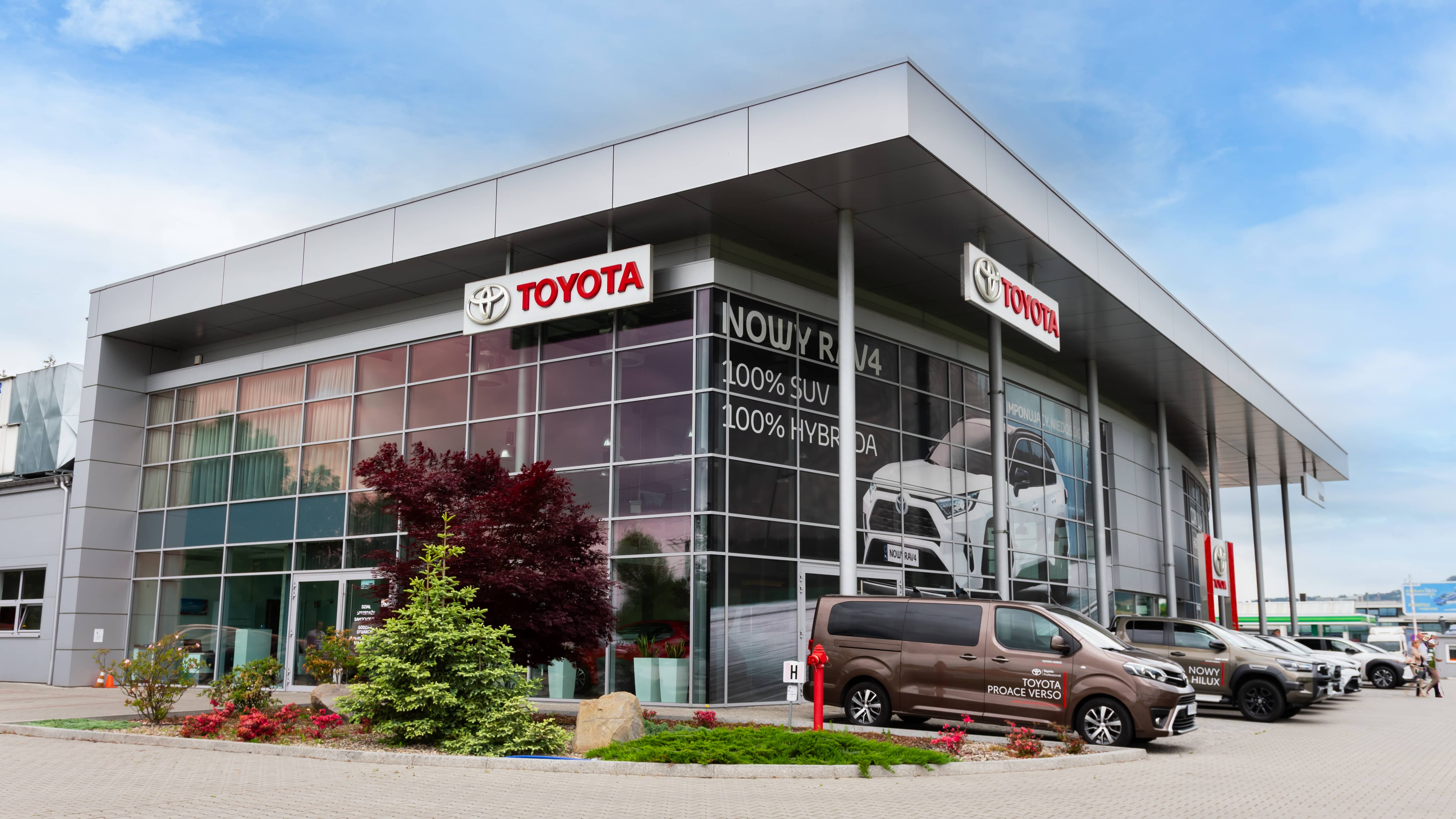 Salon Toyota Nowy Sącz  - Grupa Kobos Nowy Sącz, widok z zewnątrz budynku dealerskiego